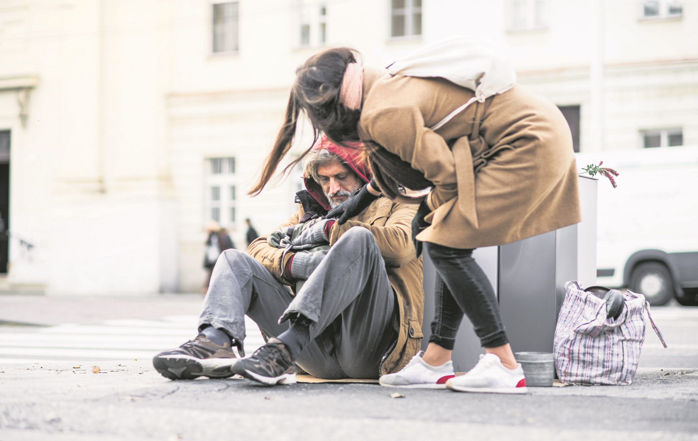 Rich man buys homeless man. Объятия с нищим. Женщина помогает бедным. Бездомная девушка на улице.