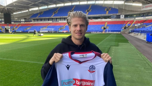 Lloyd Isgrove new BWFC signing